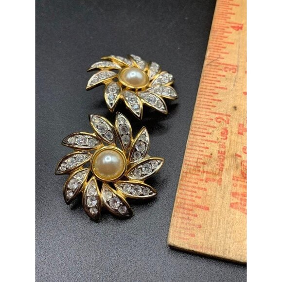 Daisy Flowers Clip On Earrings Pearls and Rhinestones Gold Tone Elegant Earrings - Picture 5 of 5